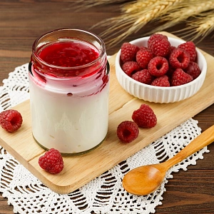 Йогурт греческий с фруктовым наполнителем "Малина"