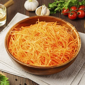 Свежая морковь соломкой